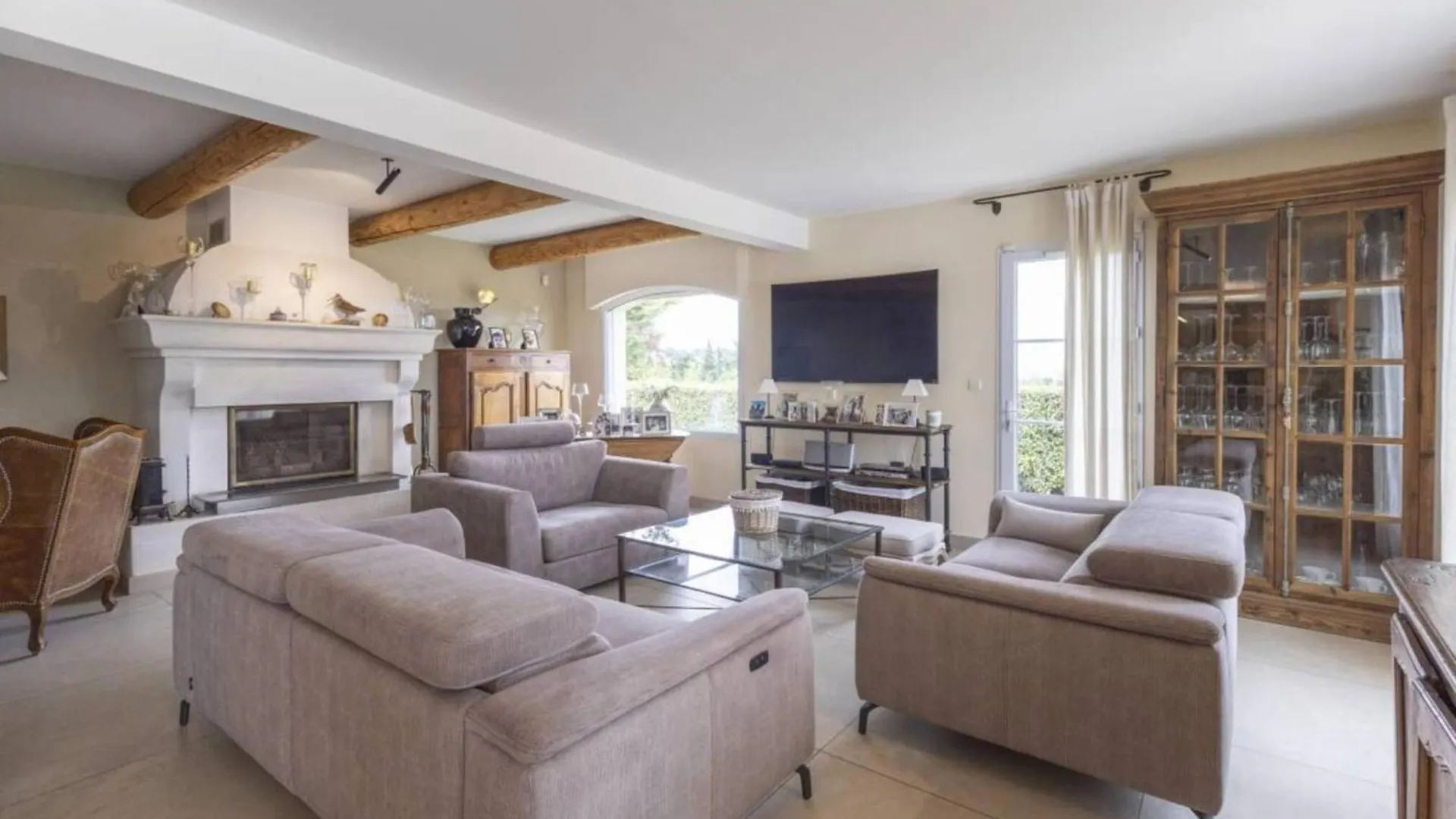 הקונטקטים של Magnificent Villa Salog